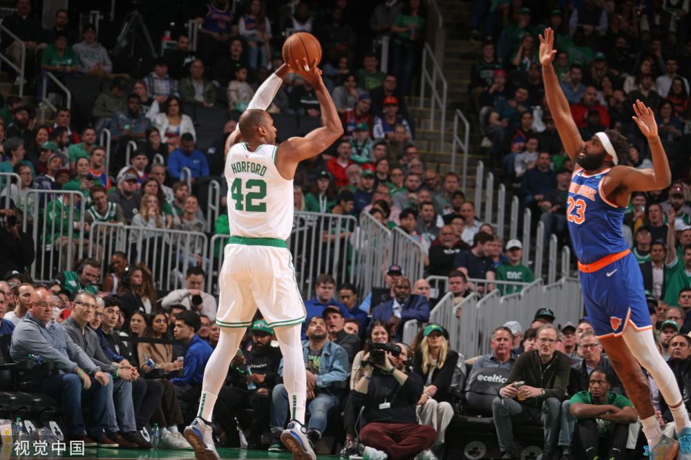 穆里尼奥独自一人登机离开伊斯坦布尔，背影有点落寞