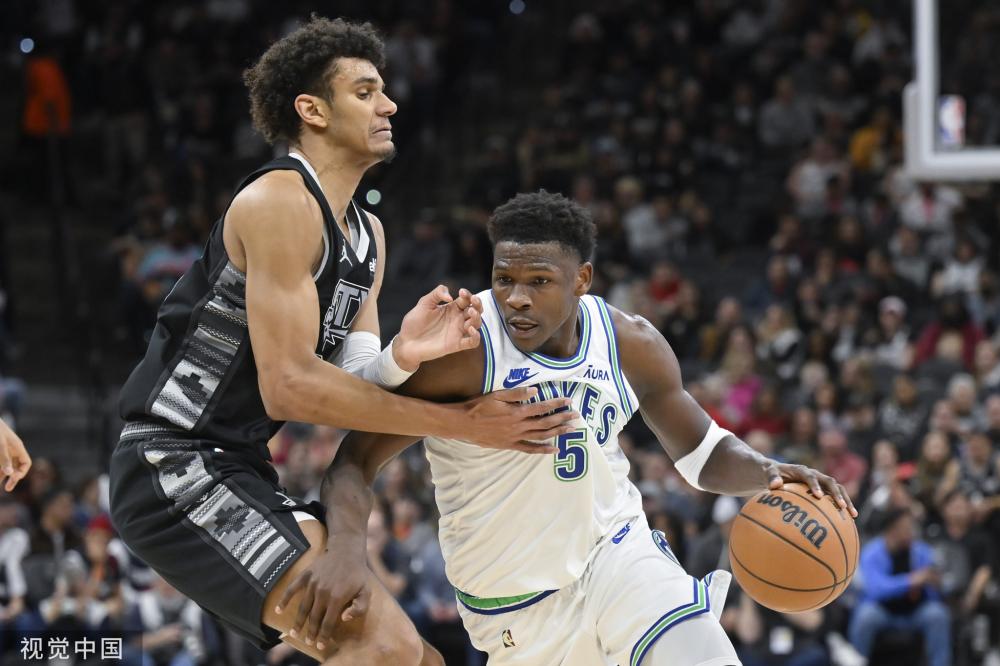 足坛一夜动态：巴西官宣主帅下课！曼联8人大清洗 名记辟谣梅罗同队