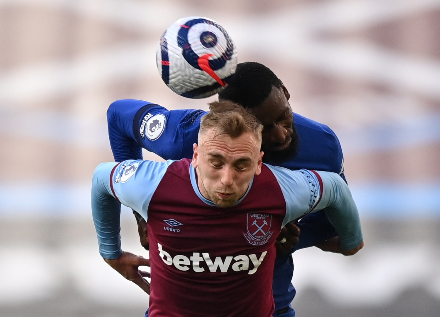 以微弱差距 以微弱差距